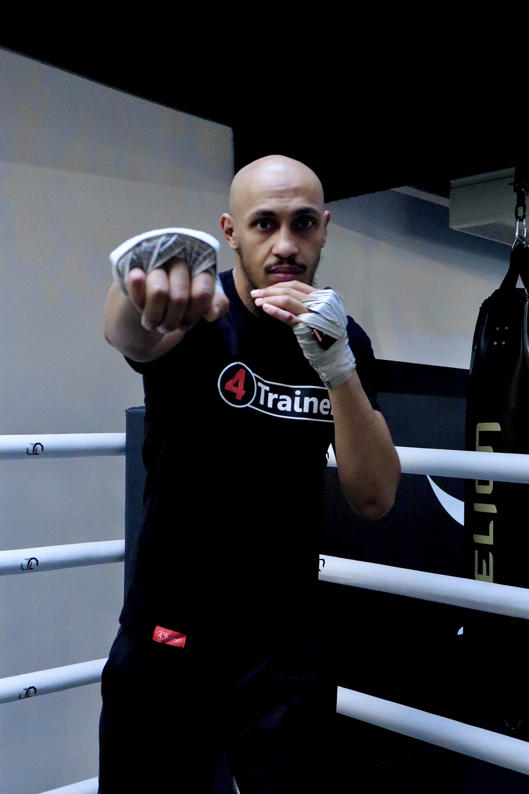 Otman, coach de boxe anglaise chez Unlock Gym, en position de garde sur le ring